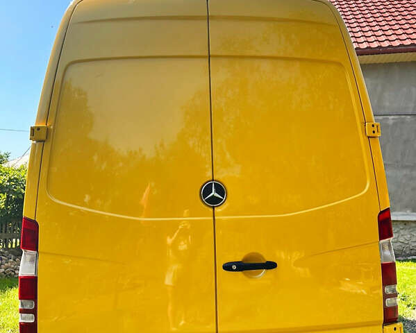 Желтый Мерседес Sprinter, объемом двигателя 2.2 л и пробегом 700 тыс. км за 17999 $, фото 4 на Automoto.ua