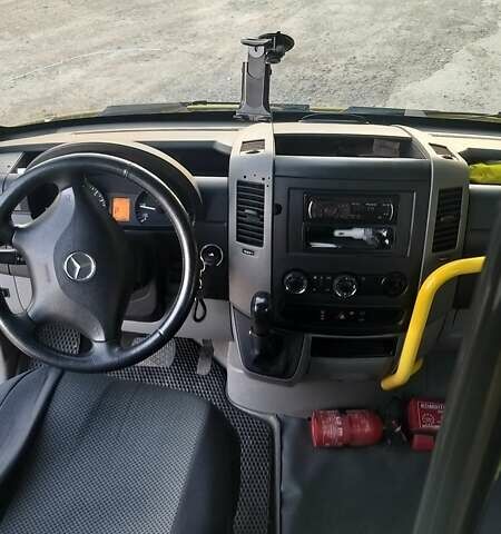 Желтый Мерседес Sprinter, объемом двигателя 2.1 л и пробегом 250 тыс. км за 12800 $, фото 2 на Automoto.ua