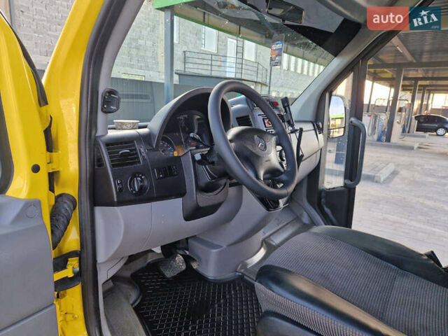 Желтый Мерседес Sprinter, объемом двигателя 2.2 л и пробегом 423 тыс. км за 36500 $, фото 5 на Automoto.ua