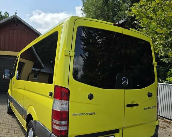 Желтый Мерседес Sprinter, объемом двигателя 2.2 л и пробегом 374 тыс. км за 26500 $, фото 5 на Automoto.ua