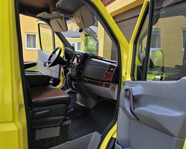 Желтый Мерседес Sprinter, объемом двигателя 2.2 л и пробегом 374 тыс. км за 26500 $, фото 1 на Automoto.ua