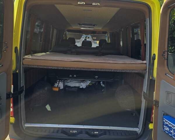 Желтый Мерседес Sprinter, объемом двигателя 2.2 л и пробегом 374 тыс. км за 26500 $, фото 12 на Automoto.ua