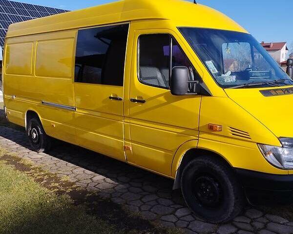 Желтый Мерседес Sprinter, объемом двигателя 2.7 л и пробегом 550 тыс. км за 10450 $, фото 4 на Automoto.ua