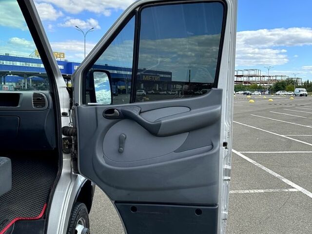Серый Мерседес Sprinter, объемом двигателя 2.2 л и пробегом 464 тыс. км за 14500 $, фото 4 на Automoto.ua