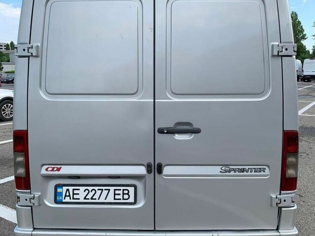 Серый Мерседес Sprinter, объемом двигателя 2.15 л и пробегом 503 тыс. км за 15000 $, фото 6 на Automoto.ua