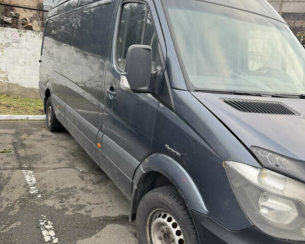 Серый Мерседес Sprinter, объемом двигателя 2.2 л и пробегом 700 тыс. км за 11000 $, фото 2 на Automoto.ua