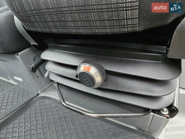 Серый Мерседес Sprinter, объемом двигателя 3 л и пробегом 335 тыс. км за 38499 $, фото 27 на Automoto.ua