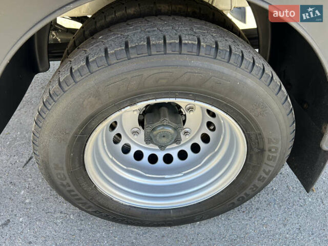 Серый Мерседес Sprinter, объемом двигателя 3 л и пробегом 320 тыс. км за 36800 $, фото 41 на Automoto.ua