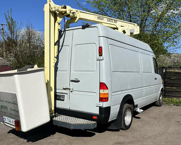 Серый Мерседес Sprinter, объемом двигателя 2.2 л и пробегом 289 тыс. км за 19300 $, фото 4 на Automoto.ua