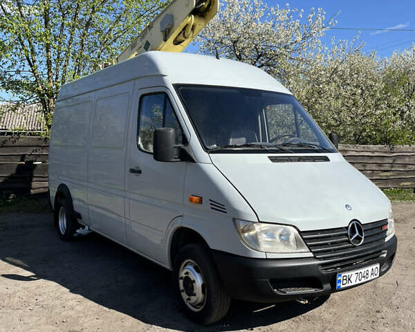 Серый Мерседес Sprinter, объемом двигателя 2.2 л и пробегом 289 тыс. км за 19300 $, фото 2 на Automoto.ua