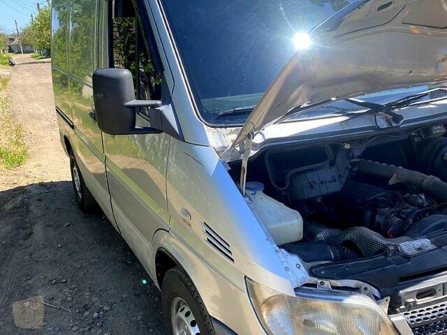 Серый Мерседес Sprinter, объемом двигателя 2.7 л и пробегом 400 тыс. км за 10500 $, фото 2 на Automoto.ua