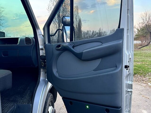 Серый Мерседес Sprinter, объемом двигателя 2.7 л и пробегом 460 тыс. км за 18500 $, фото 4 на Automoto.ua