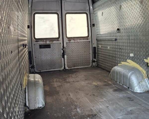 Серый Мерседес Sprinter, объемом двигателя 2.2 л и пробегом 452 тыс. км за 11800 $, фото 4 на Automoto.ua