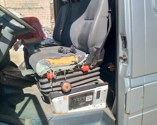 Серый Мерседес Sprinter, объемом двигателя 2.1 л и пробегом 477 тыс. км за 4900 $, фото 14 на Automoto.ua