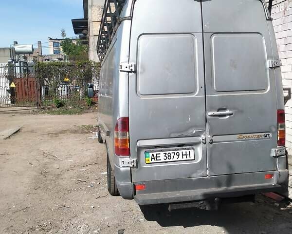 Серый Мерседес Sprinter, объемом двигателя 2.1 л и пробегом 477 тыс. км за 4900 $, фото 4 на Automoto.ua