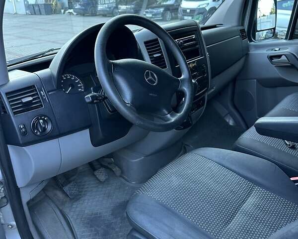Серый Мерседес Sprinter, объемом двигателя 2.15 л и пробегом 300 тыс. км за 11500 $, фото 3 на Automoto.ua