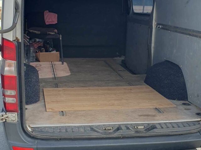 Серый Мерседес Sprinter, объемом двигателя 2.1 л и пробегом 400 тыс. км за 7000 $, фото 2 на Automoto.ua