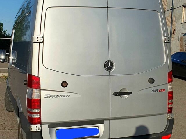 Серый Мерседес Sprinter, объемом двигателя 2.1 л и пробегом 400 тыс. км за 7000 $, фото 4 на Automoto.ua