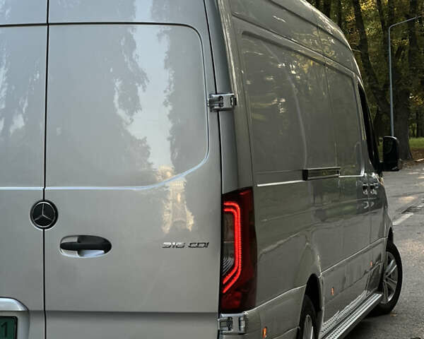 Серый Мерседес Sprinter, объемом двигателя 2.2 л и пробегом 481 тыс. км за 28400 $, фото 5 на Automoto.ua