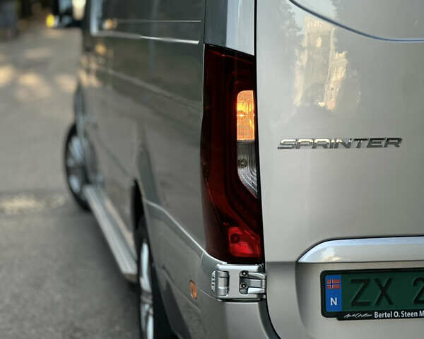 Серый Мерседес Sprinter, объемом двигателя 2.2 л и пробегом 481 тыс. км за 28400 $, фото 3 на Automoto.ua