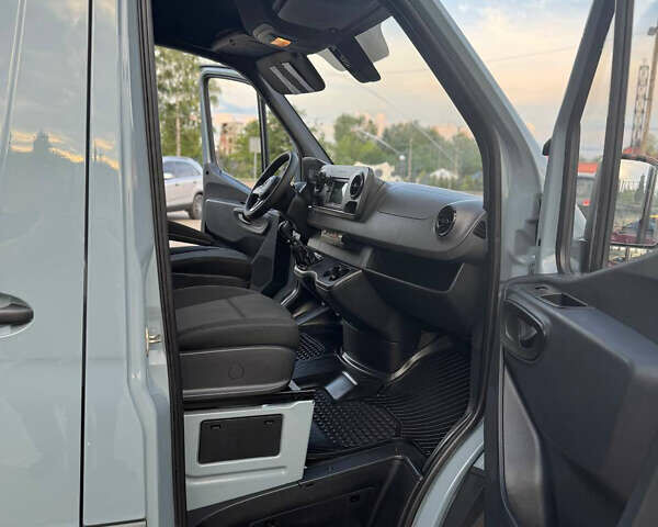 Серый Мерседес Sprinter, объемом двигателя 2.14 л и пробегом 425 тыс. км за 23950 $, фото 7 на Automoto.ua