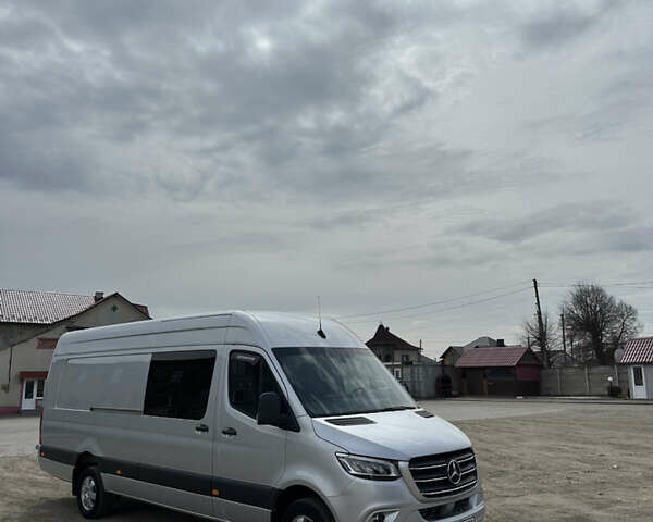 Серый Мерседес Sprinter, объемом двигателя 2.99 л и пробегом 321 тыс. км за 56909 $, фото 2 на Automoto.ua