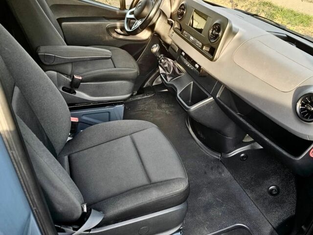 Серый Мерседес Sprinter, объемом двигателя 2.2 л и пробегом 143 тыс. км за 950000 $, фото 1 на Automoto.ua