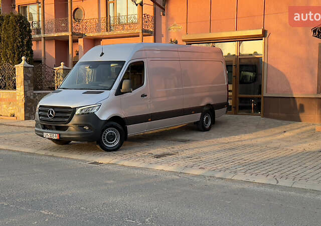 Серый Мерседес Sprinter, объемом двигателя 1.95 л и пробегом 299 тыс. км за 33083 $, фото 2 на Automoto.ua