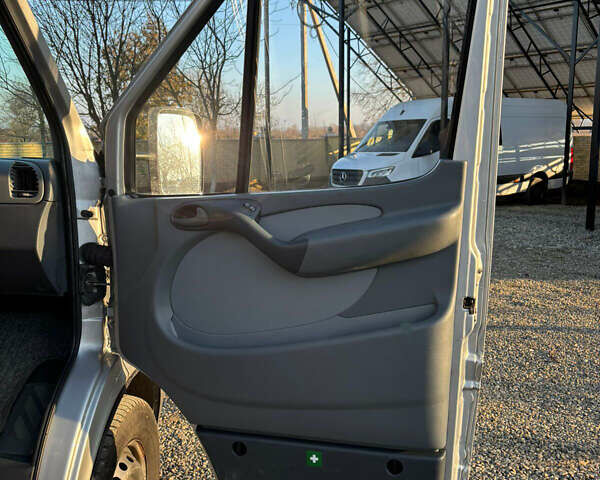 Сірий Мерседес Sprinter, об'ємом двигуна 2.15 л та пробігом 350 тис. км за 10000 $, фото 17 на Automoto.ua