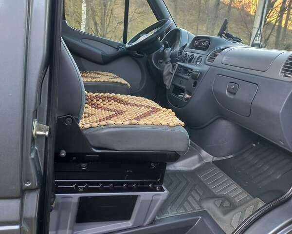Серый Мерседес Sprinter, объемом двигателя 2.7 л и пробегом 368 тыс. км за 10000 $, фото 2 на Automoto.ua