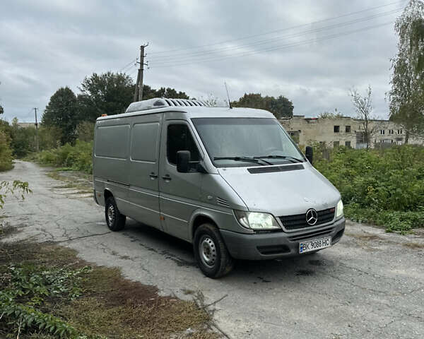 Серый Мерседес Sprinter, объемом двигателя 2.69 л и пробегом 744 тыс. км за 9900 $, фото 1 на Automoto.ua