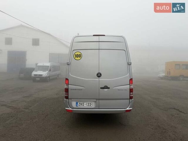 Серый Мерседес Sprinter, объемом двигателя 2.2 л и пробегом 499 тыс. км за 42900 $, фото 7 на Automoto.ua
