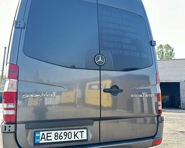 Серый Мерседес Sprinter, объемом двигателя 2.99 л и пробегом 255 тыс. км за 52000 $, фото 1 на Automoto.ua