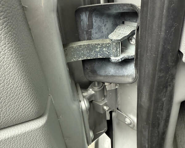 Серый Мерседес Sprinter, объемом двигателя 2.2 л и пробегом 231 тыс. км за 39999 $, фото 8 на Automoto.ua