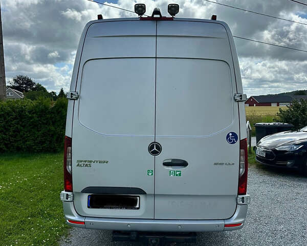 Серый Мерседес Sprinter, объемом двигателя 3 л и пробегом 340 тыс. км за 53063 $, фото 3 на Automoto.ua