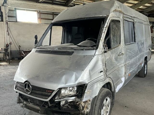 Серый Мерседес Sprinter, объемом двигателя 2.7 л и пробегом 500 тыс. км за 6475 $, фото 4 на Automoto.ua