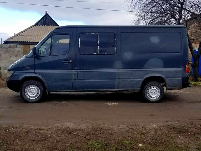 Серый Мерседес Sprinter, объемом двигателя 2.3 л и пробегом 185 тыс. км за 4500 $, фото 3 на Automoto.ua