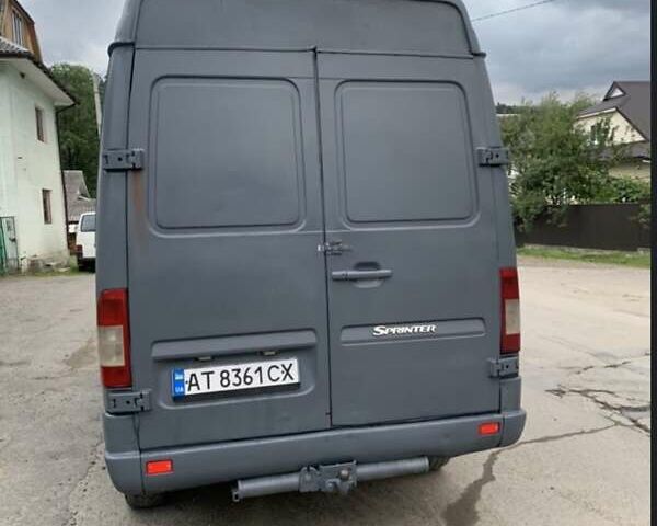 Серый Мерседес Sprinter, объемом двигателя 2.3 л и пробегом 500 тыс. км за 3200 $, фото 4 на Automoto.ua