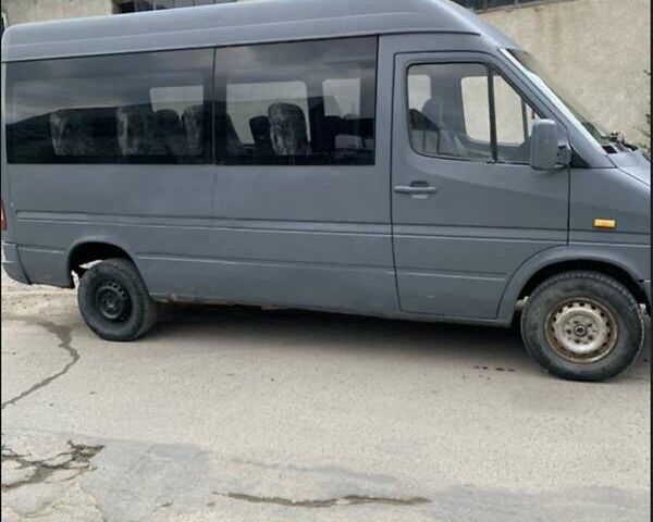 Серый Мерседес Sprinter, объемом двигателя 2.3 л и пробегом 500 тыс. км за 3200 $, фото 2 на Automoto.ua