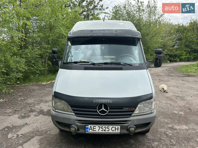 Серый Мерседес Sprinter, объемом двигателя 2.7 л и пробегом 990 тыс. км за 9900 $, фото 1 на Automoto.ua