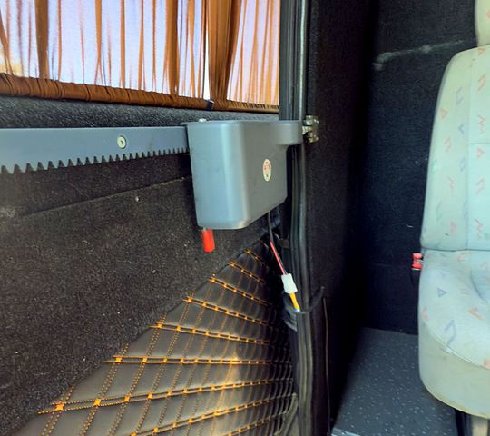 Серый Мерседес Sprinter, объемом двигателя 2.2 л и пробегом 209 тыс. км за 7000 $, фото 4 на Automoto.ua