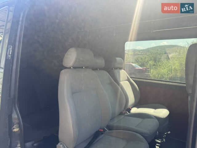 Серый Мерседес Sprinter, объемом двигателя 2.69 л и пробегом 700 тыс. км за 7300 $, фото 9 на Automoto.ua
