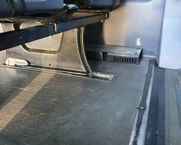 Серый Мерседес Sprinter, объемом двигателя 2.7 л и пробегом 850 тыс. км за 9900 $, фото 9 на Automoto.ua