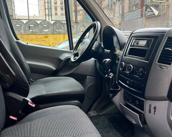 Серый Мерседес Sprinter, объемом двигателя 2.2 л и пробегом 371 тыс. км за 11500 $, фото 1 на Automoto.ua
