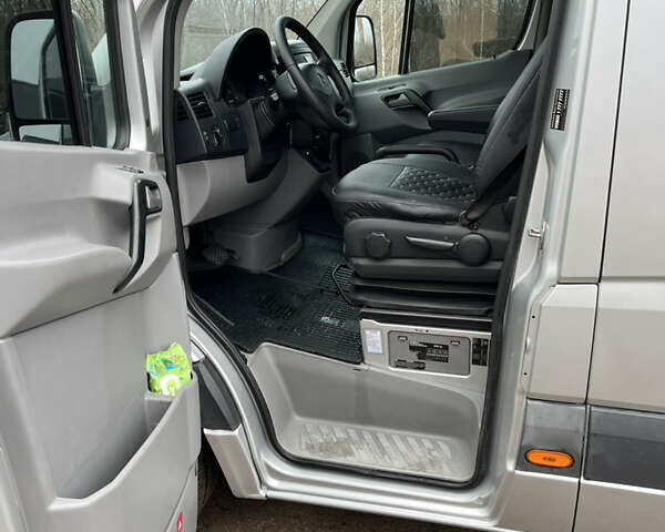 Серый Мерседес Sprinter, объемом двигателя 2.99 л и пробегом 380 тыс. км за 11500 $, фото 9 на Automoto.ua