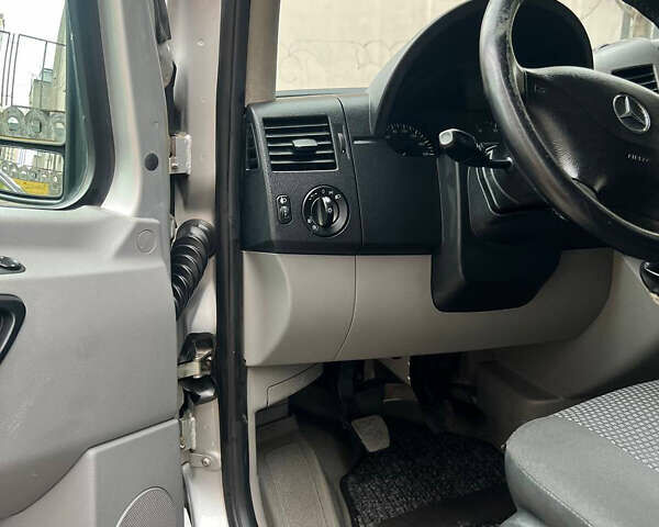 Серый Мерседес Sprinter, объемом двигателя 2.2 л и пробегом 371 тыс. км за 11500 $, фото 3 на Automoto.ua