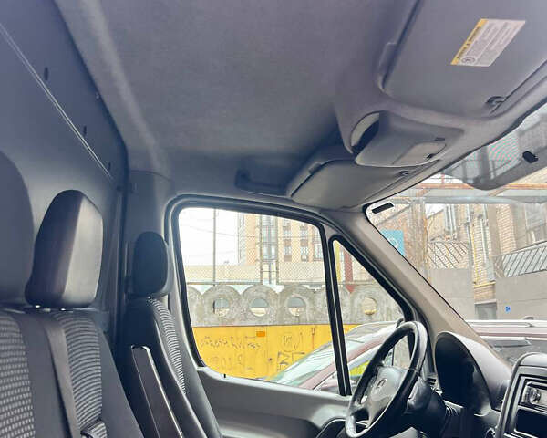 Серый Мерседес Sprinter, объемом двигателя 2.2 л и пробегом 371 тыс. км за 11500 $, фото 2 на Automoto.ua