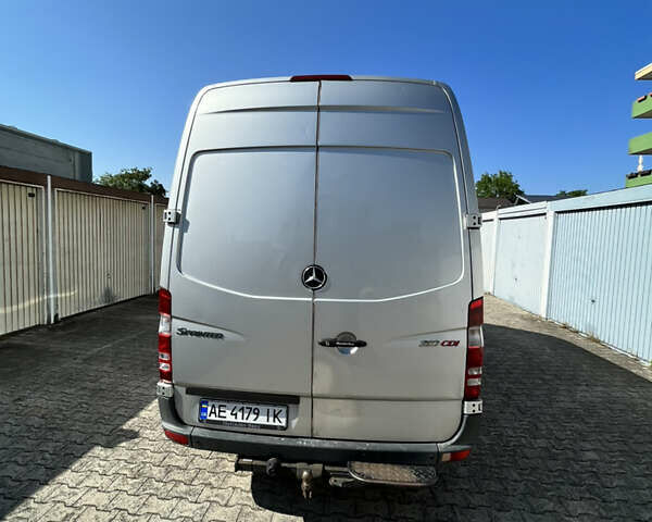 Серый Мерседес Sprinter, объемом двигателя 2.1 л и пробегом 370 тыс. км за 14161 $, фото 4 на Automoto.ua