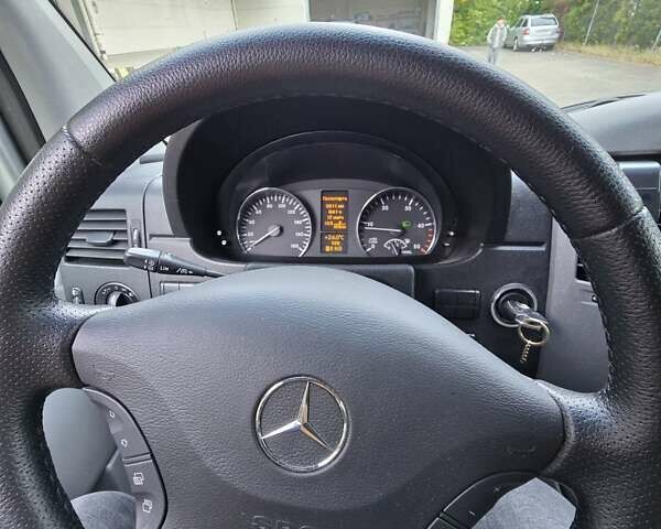Серый Мерседес Sprinter, объемом двигателя 2.1 л и пробегом 328 тыс. км за 18900 $, фото 7 на Automoto.ua