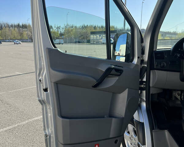 Серый Мерседес Sprinter, объемом двигателя 2.99 л и пробегом 520 тыс. км за 25000 $, фото 17 на Automoto.ua